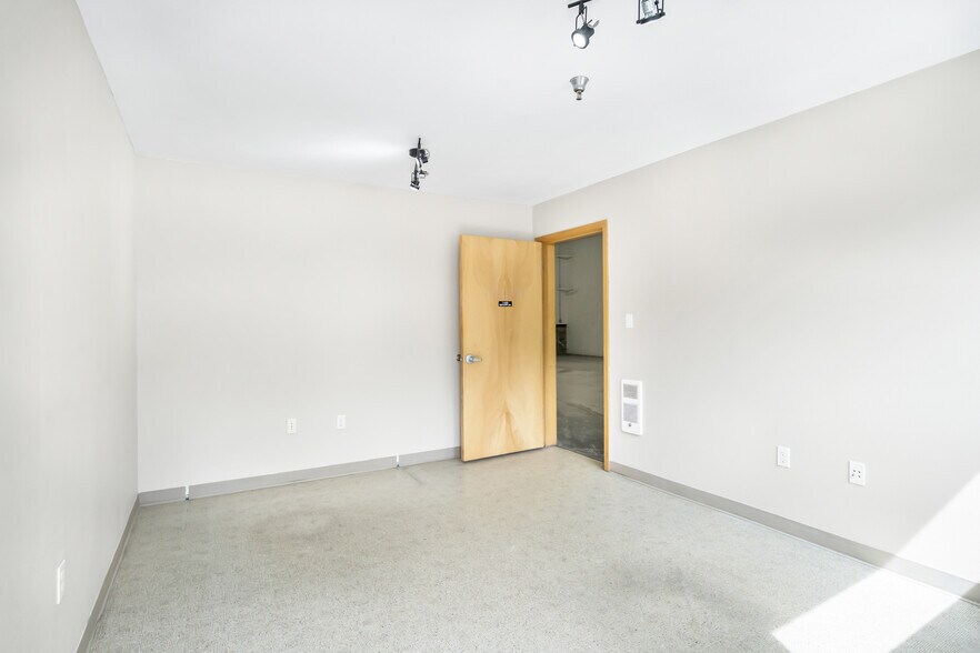 More Photos Of 20756 High Desert Ct, Bend Warehouse For Lease