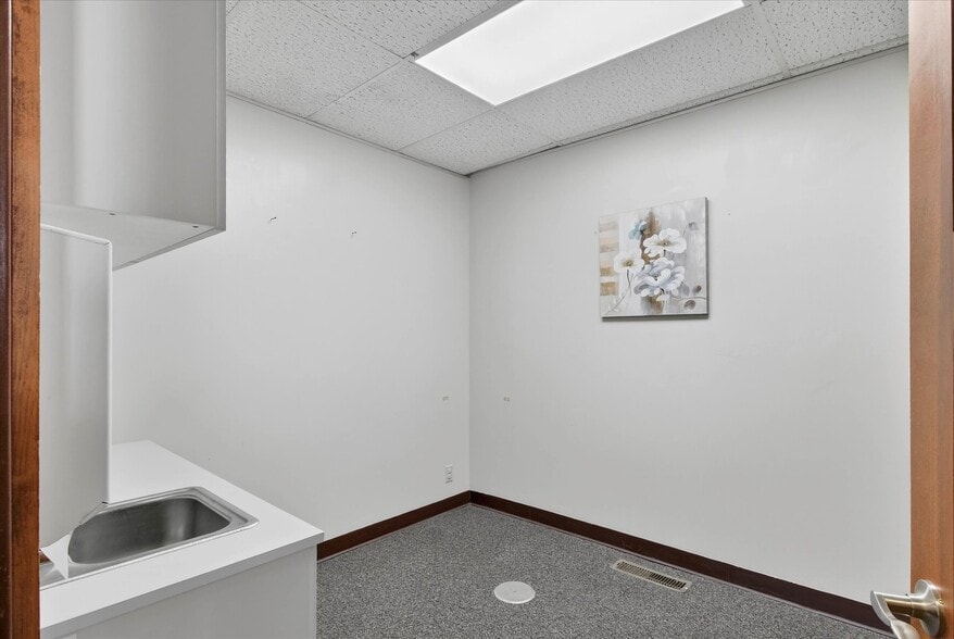 More Photos Of 820 N Pine River St, Ithaca Healthcare For Sale