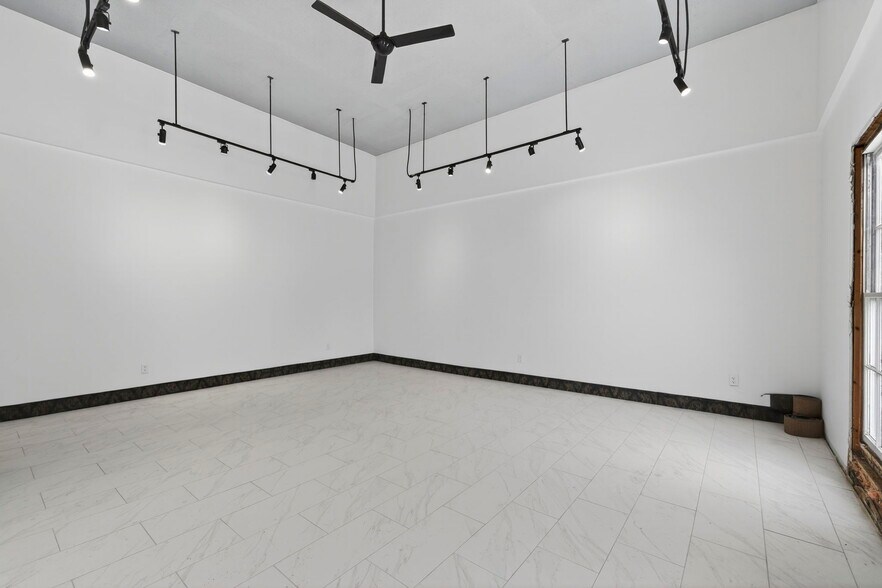 More Photos Of 890 Lafayette Rd, Seabrook Manufacturing For Lease