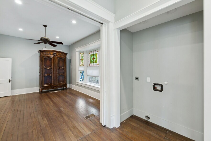 More Photos Of 321 E Dewey Pl, San Antonio Office For Sale