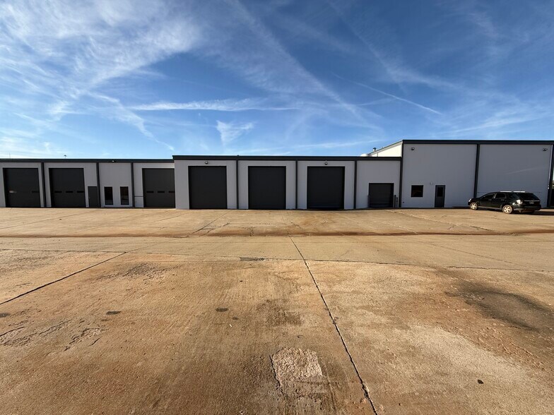 More Photos Of 13131 Broadway Ext, Oklahoma City Distribution For Lease