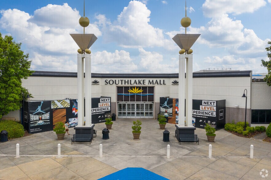 Primary Photo Of 1000-2460 Southlake Mall, Morrow Unknown For Lease