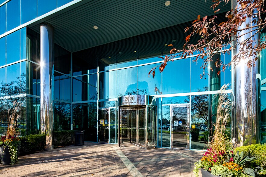 More Photos Of 2020 Winston Park Dr, Oakville Office For Lease