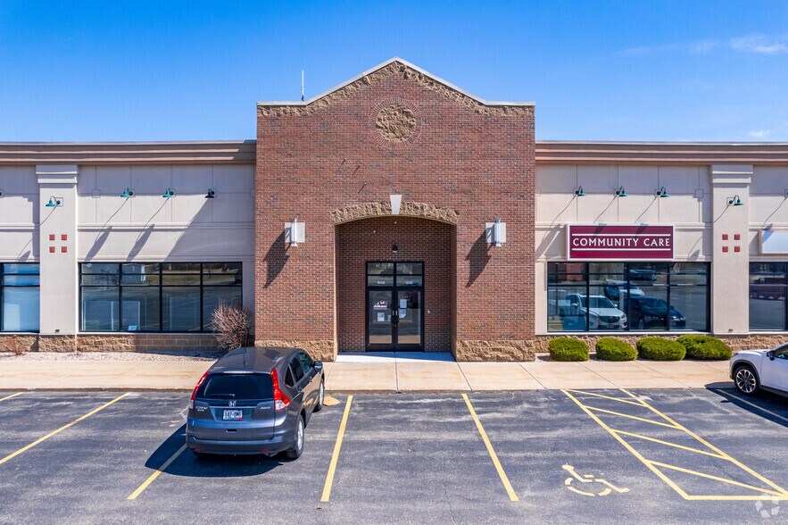More Photos Of 1758-1920 N Casaloma Dr, Appleton Unknown For Lease