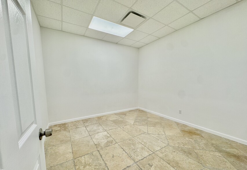 More Photos Of 3160 N 46th Ave, Saint Petersburg Warehouse For Sale