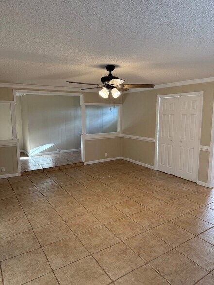 More Photos Of 400 W 5th St, Adel General Retail For Lease