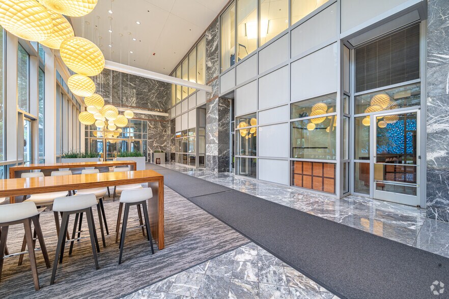More Photos Of 311 S Wacker Dr, Chicago Office For Lease
