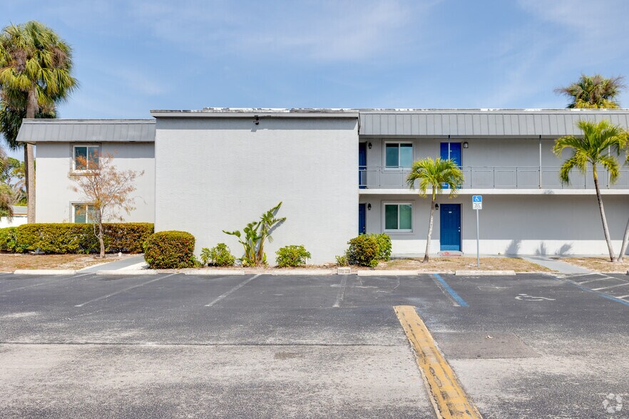 More Photos Of 8372 Beacon Blvd, Fort Myers Apartments For Sale
