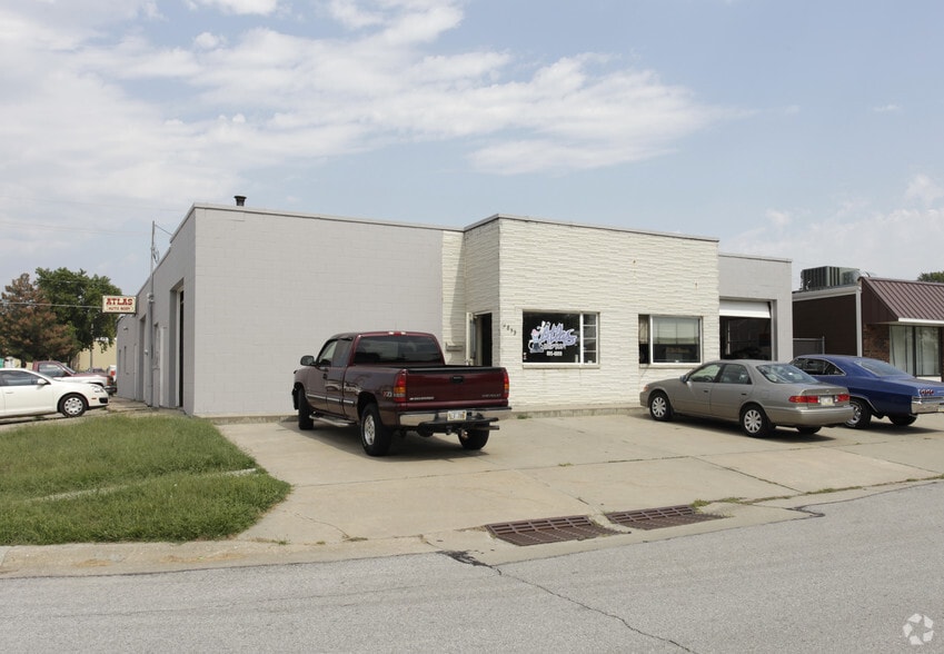 Primary Photo Of 4859 S 136th St, Omaha Auto Repair For Lease