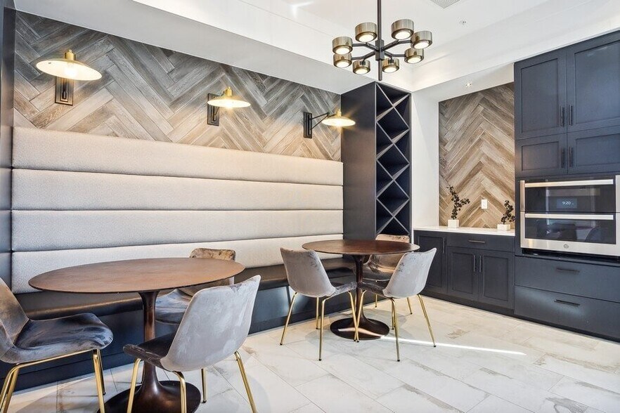 More Photos Of 168 E Midvillage Rd, Sandy Apartments For Lease