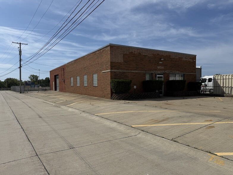 Primary Photo Of 21012 Aurora Rd, Bedford Showroom For Lease