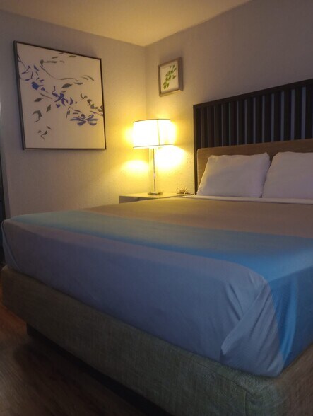 More Photos Of 2501 52nd Ave, Moline Hotel For Sale