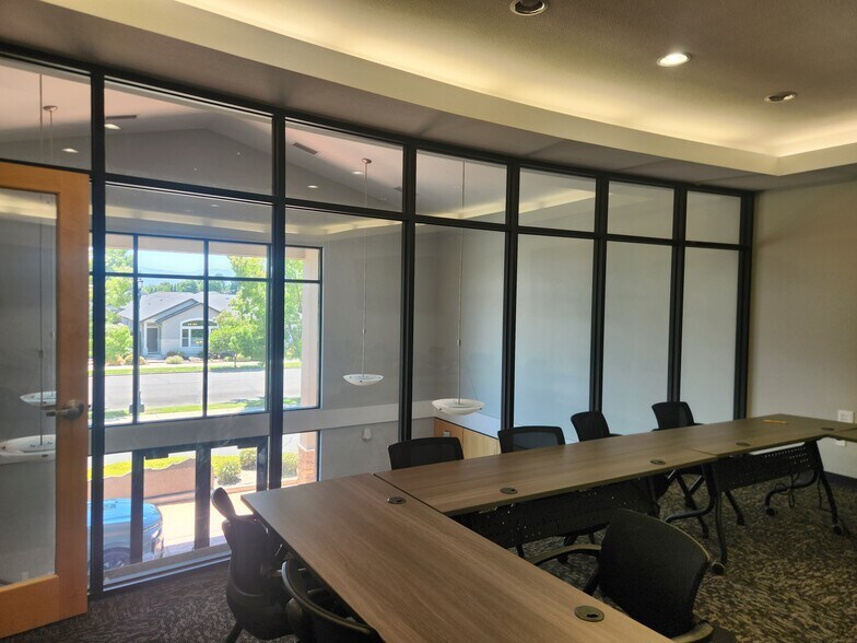 More Photos Of 444 S Haskell St, Central Point Office For Lease