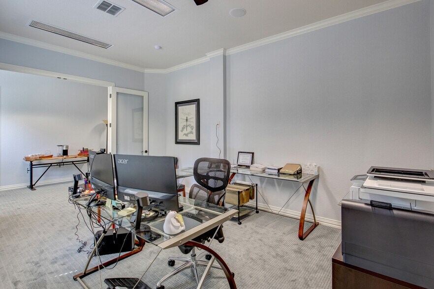 More Photos Of 7633 Bellaire Dr S, Fort Worth Medical For Sale