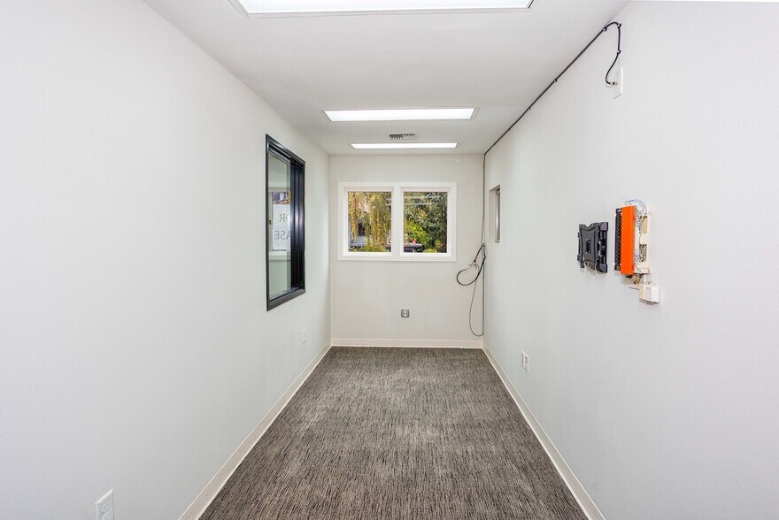 More Photos Of 2400-2418 E Burnside St, Portland Storefront Retail Office For Lease