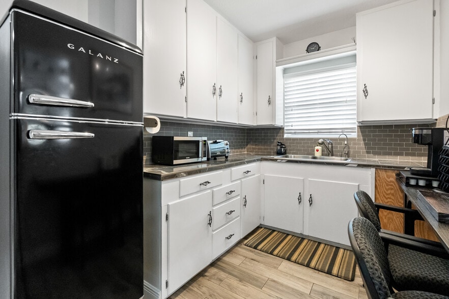 More Photos Of 5424 Edgewater Dr, Orlando Flex For Lease