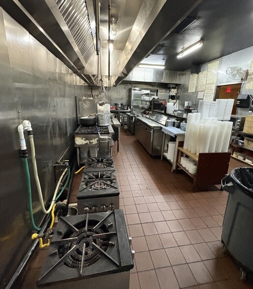 More Photos Of 3400 River Rd N, Salem Restaurant For Lease