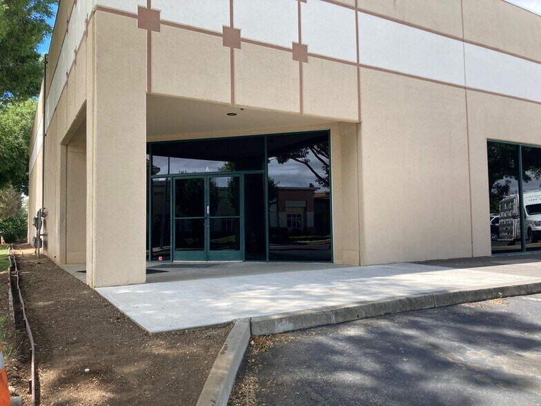 More Photos Of 700 Harvest Park Dr, Brentwood Warehouse For Lease