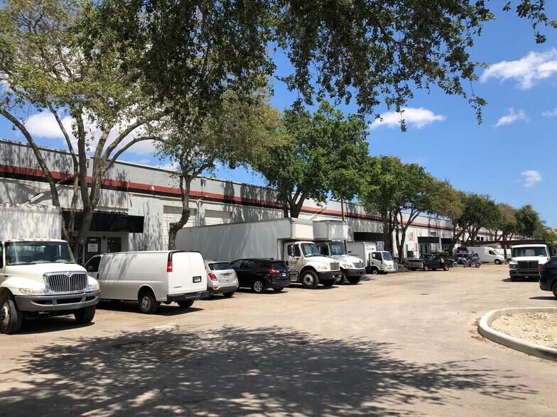 More Photos Of 4801-4859 Pembroke Rd, Hollywood Warehouse For Lease