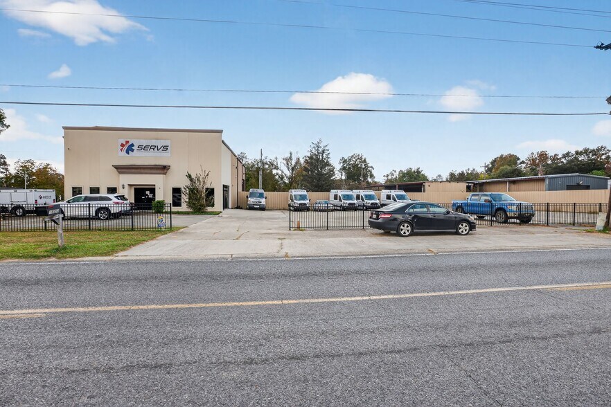 More Photos Of 15590 Florida Blvd, Baton Rouge Showroom For Sale