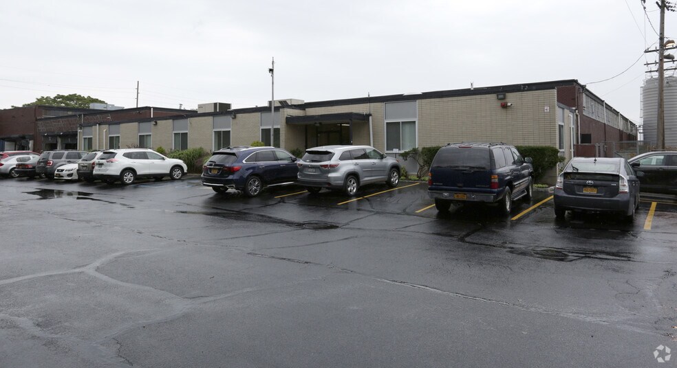 More Photos Of 595 Broadhollow Rd, Farmingdale Warehouse For Lease