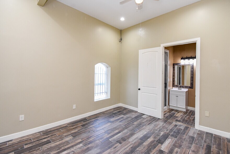 More Photos Of 9527 Ponderosa Ln, Houston Medical For Lease