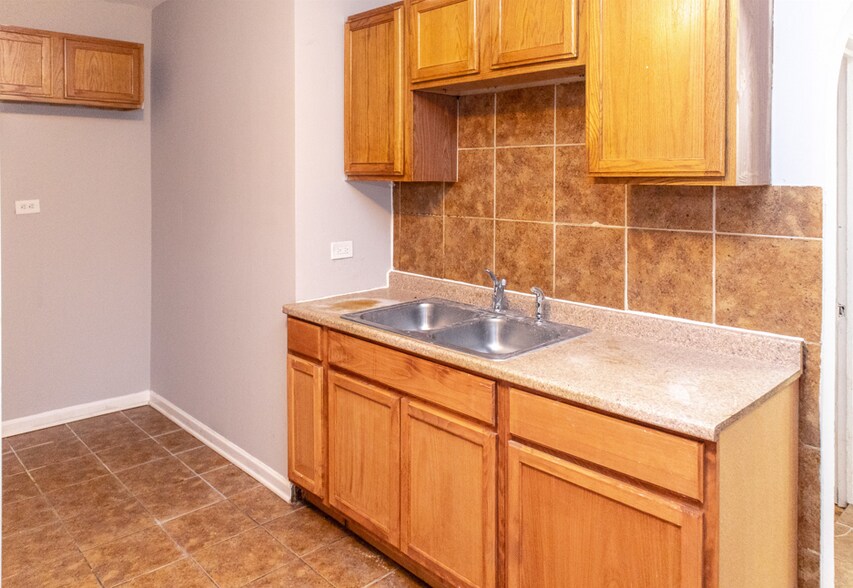 More Photos Of 8557 S Bennett Ave, Chicago Apartments For Sale