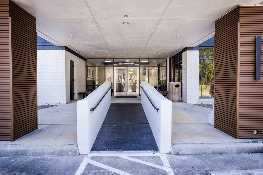 More Photos Of 800 Riverwood Ct, Conroe Medical For Lease