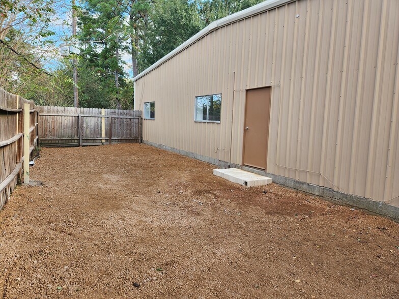 More Photos Of 17610 Hufsmith Kohrville Rd, Tomball Industrial For Lease