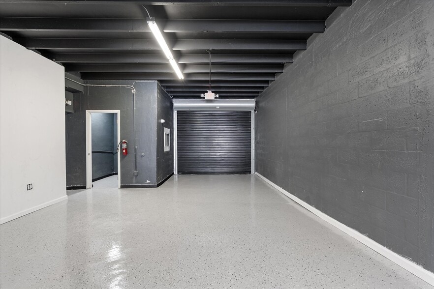 More Photos Of 1500 NW 36th St, Miami Storefront Retail Office For Lease