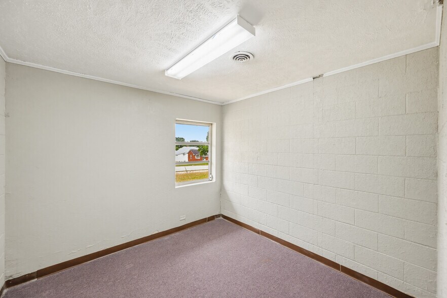 More Photos Of 105 Kentucky Ave S, Parsons Light Distribution For Sale