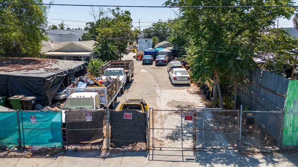 More Photos Of 8909 Norris Ave, Sun Valley Land For Lease