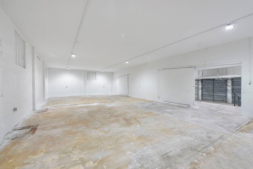 More Photos Of 530 17th St, West Palm Beach Light Distribution For Lease