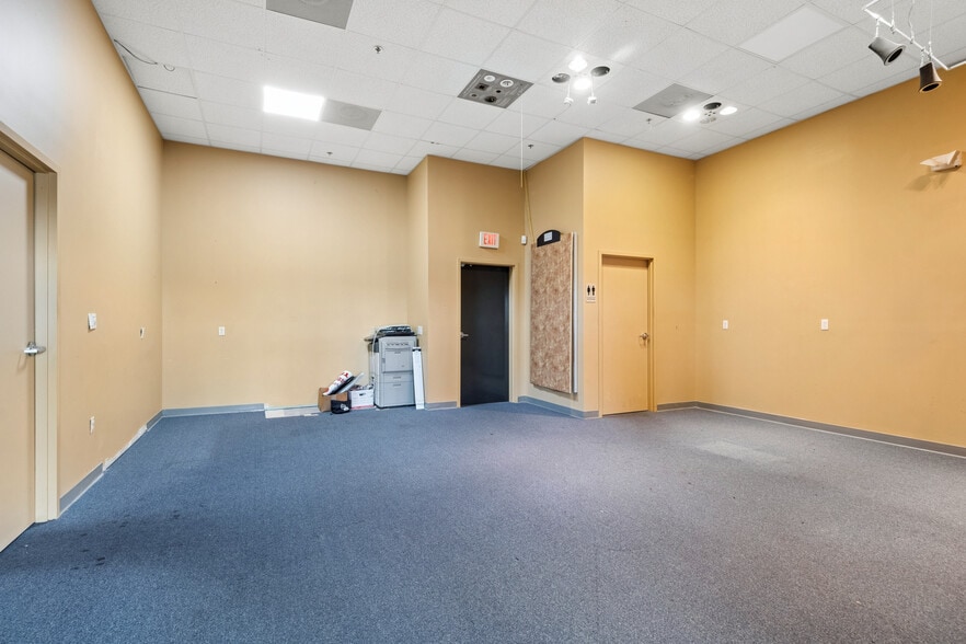 More Photos Of 8180 Earhart Blvd, New Orleans General Retail For Lease