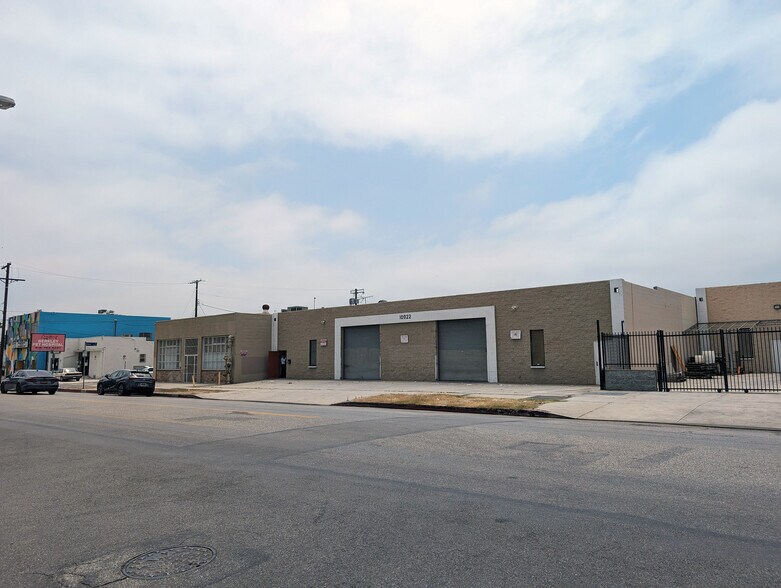 Primary Photo Of 10922-10926 Burbank Blvd, North Hollywood Warehouse For Lease