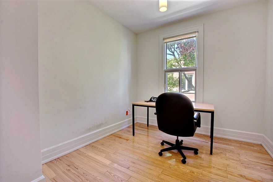 More Photos Of 510-512 Décarie Boul, Saint-Laurent Loft Creative Space For Sale
