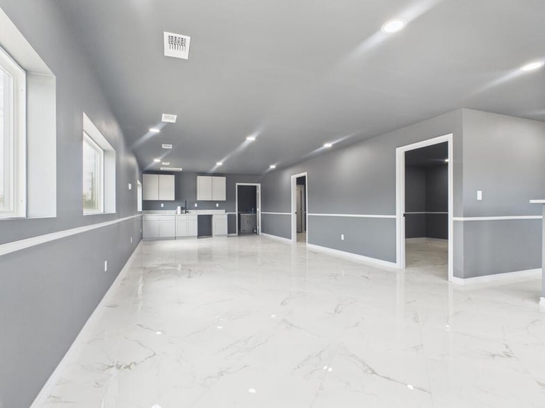 More Photos Of 1100 W Sealy Ave, Monahans Distribution For Sale