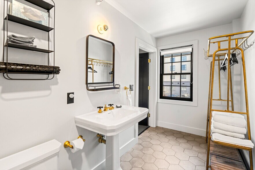 More Photos Of 409 The Hill, Portsmouth Hotel For Sale