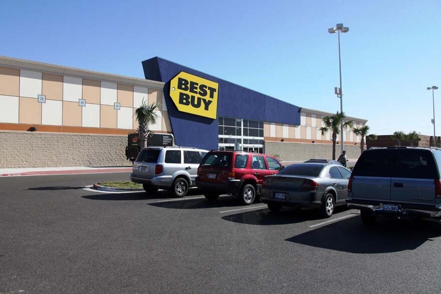 More Photos Of 8012 N 10th St, McAllen Storefront For Sale