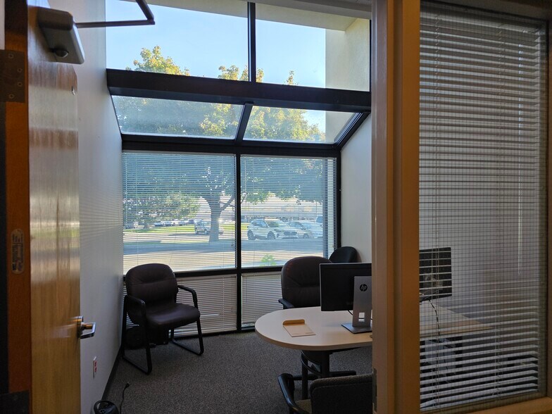 More Photos Of 1009 N Center Pky, Kennewick Office For Lease