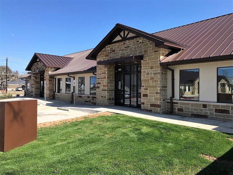 More Photos Of 138 Old San Antonio Rd, Boerne Medical For Lease
