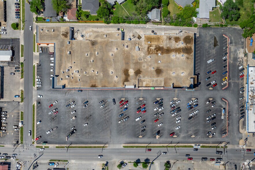 More Photos Of 2905-3025 West Ave, San Antonio Storefront For Lease