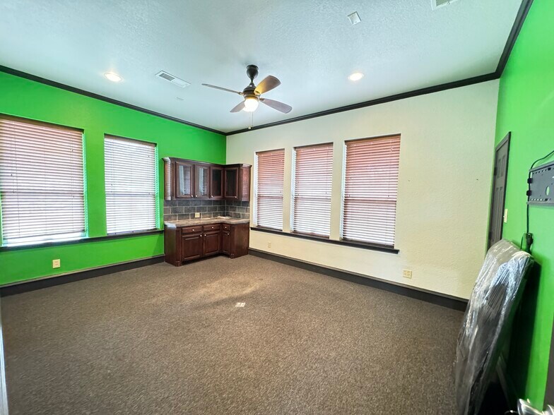 More Photos Of 703 Main St, Lake Dallas Showroom For Sale