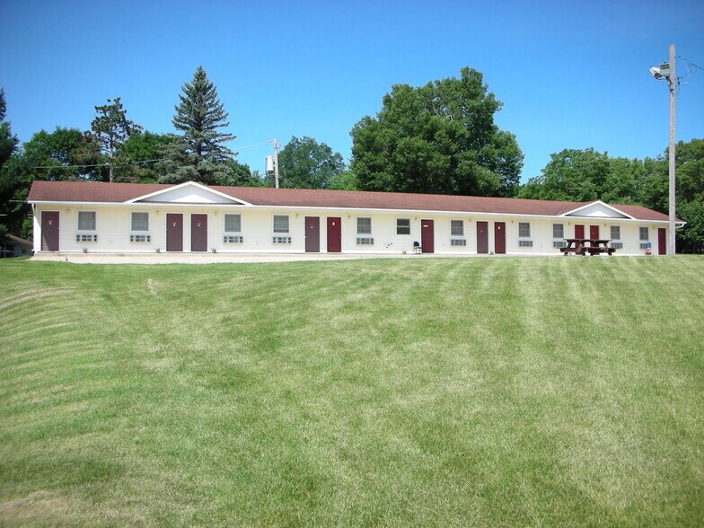 Primary Photo Of 1406 Gilbert St, Charles City Hotel For Sale
