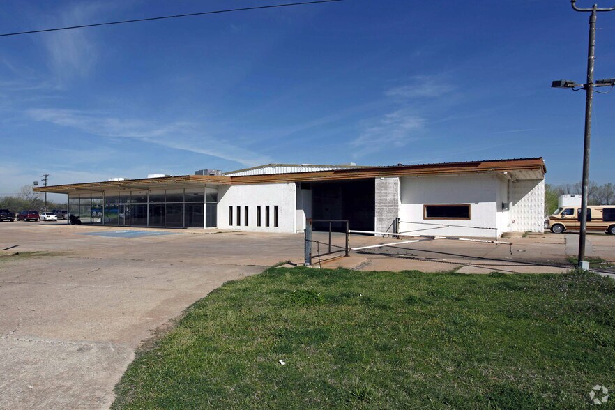 More Photos Of 1515 E Main St, Yukon Industrial For Sale