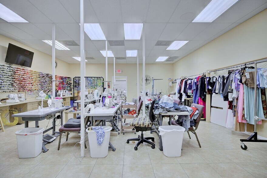 More Photos Of 5142 Schumacher Rd, Sebring General Retail For Sale