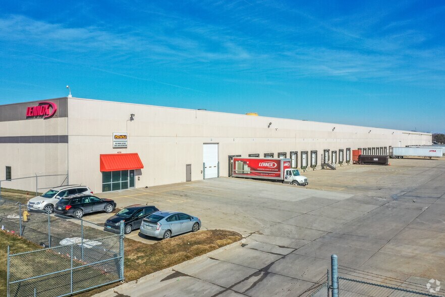 More Photos Of 4301-4309 121st St, Urbandale Distribution For Lease
