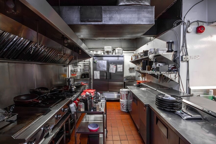 More Photos Of 1536 Robson St, Vancouver Storefront For Sale