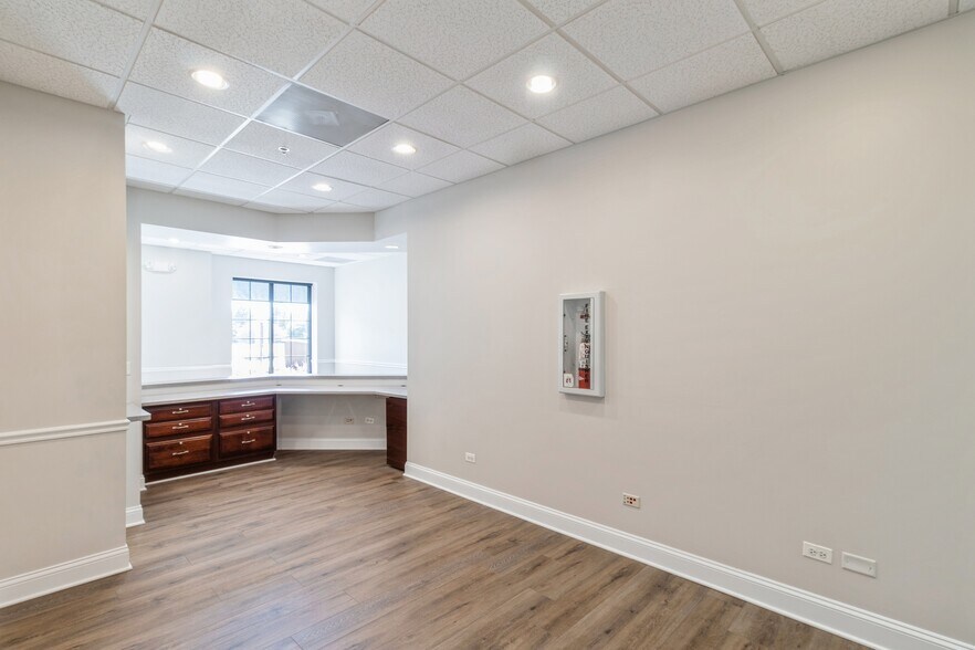 More Photos Of 6475 Washington St, Gurnee Office For Sale
