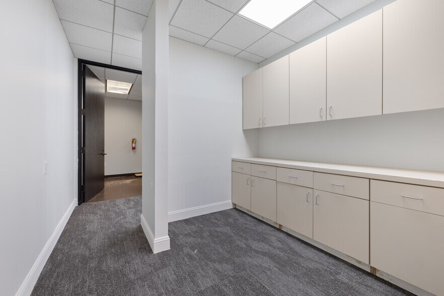 More Photos Of 17 S Briar Hollow Ln, Houston Office Residential For Lease